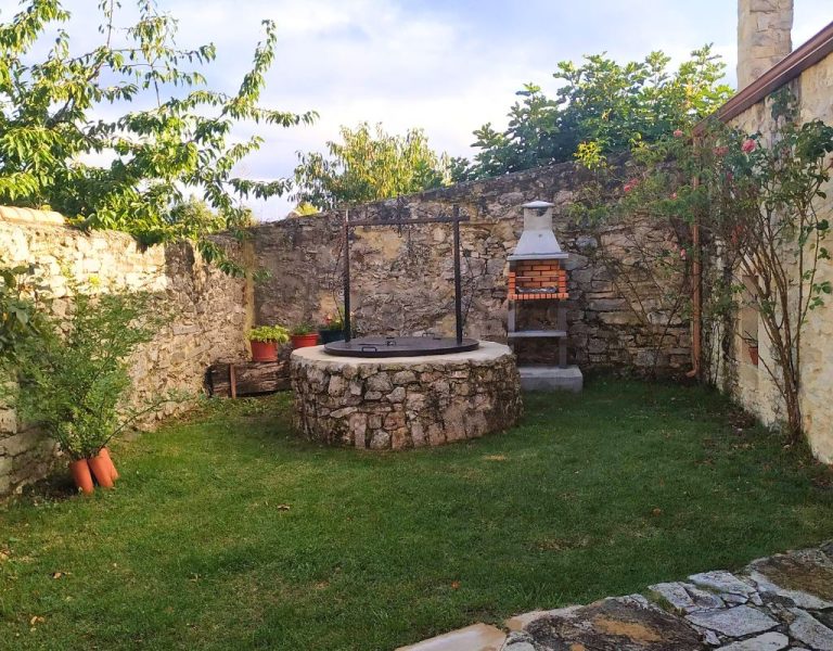 Exterior casa jardin con barbacoa y pozo 1